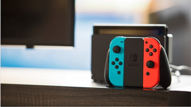 A docked Nintendo Switch system is connected via wired LAN.