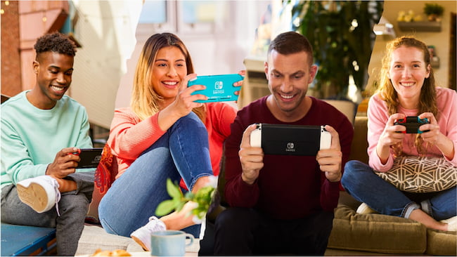 Quatro pessoas se conectam online para jogar com seu console da linha Nintendo Switch.
