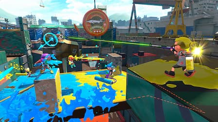 Two teams splat it out in a round of Turf War